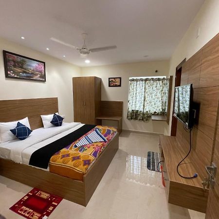 Отель Srilakshmitulasiresidency Тирупати Экстерьер фото