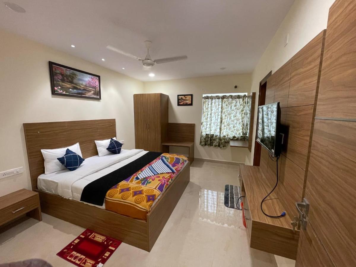 Отель Srilakshmitulasiresidency Тирупати Экстерьер фото