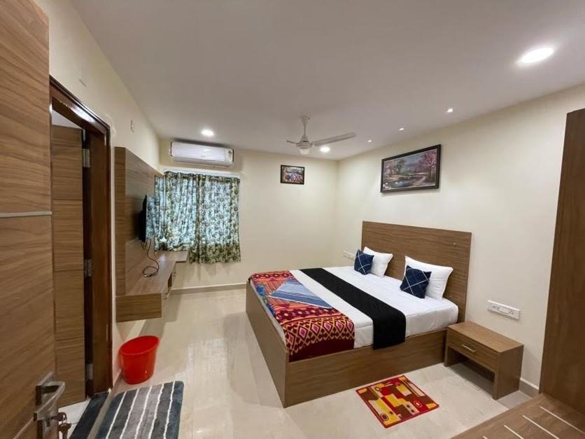 Отель Srilakshmitulasiresidency Тирупати Экстерьер фото